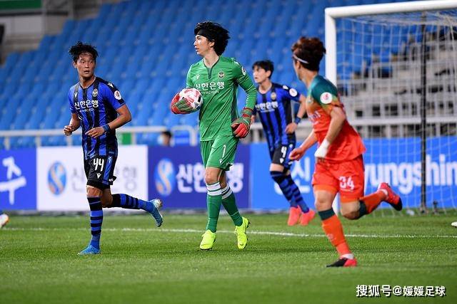 崔锡炫头球被李昊稳稳接住